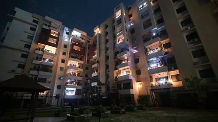 إضاءة سماء الهند بالشموع والمصابيح التقليدية في حدث يرمز إلى المعركة ضد كورونا