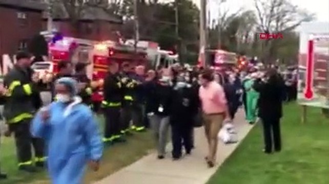 Koronavirüs'ün merkezi hâline gelen ABD'de itfaiyeden sağlık çalışanlarına alkış jesti