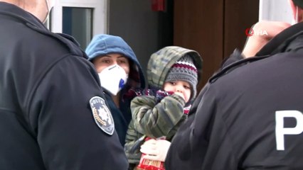 Hasta Çocuklarıyla Metrobüse Geldiler, Çağrılan Ambulans ile Hastaneye Götürüldüler