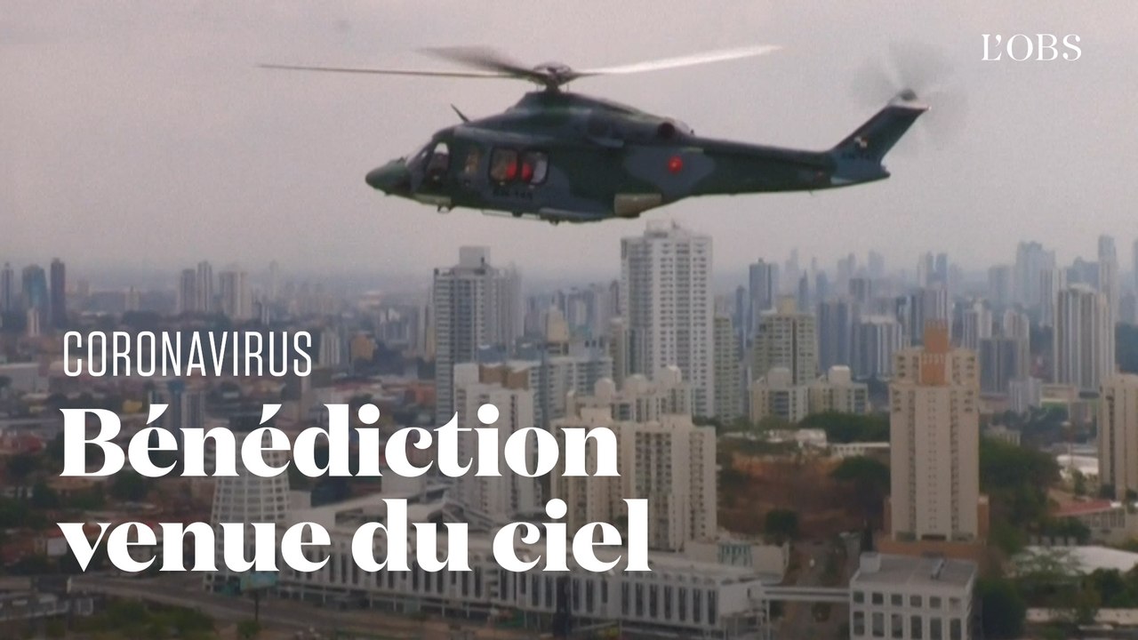 L'archevêque du Panama bénit les fidèles depuis un hélicoptère