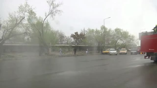 Un operativo de bomberos afganos desinfecta a conciencia las calles de Kabul