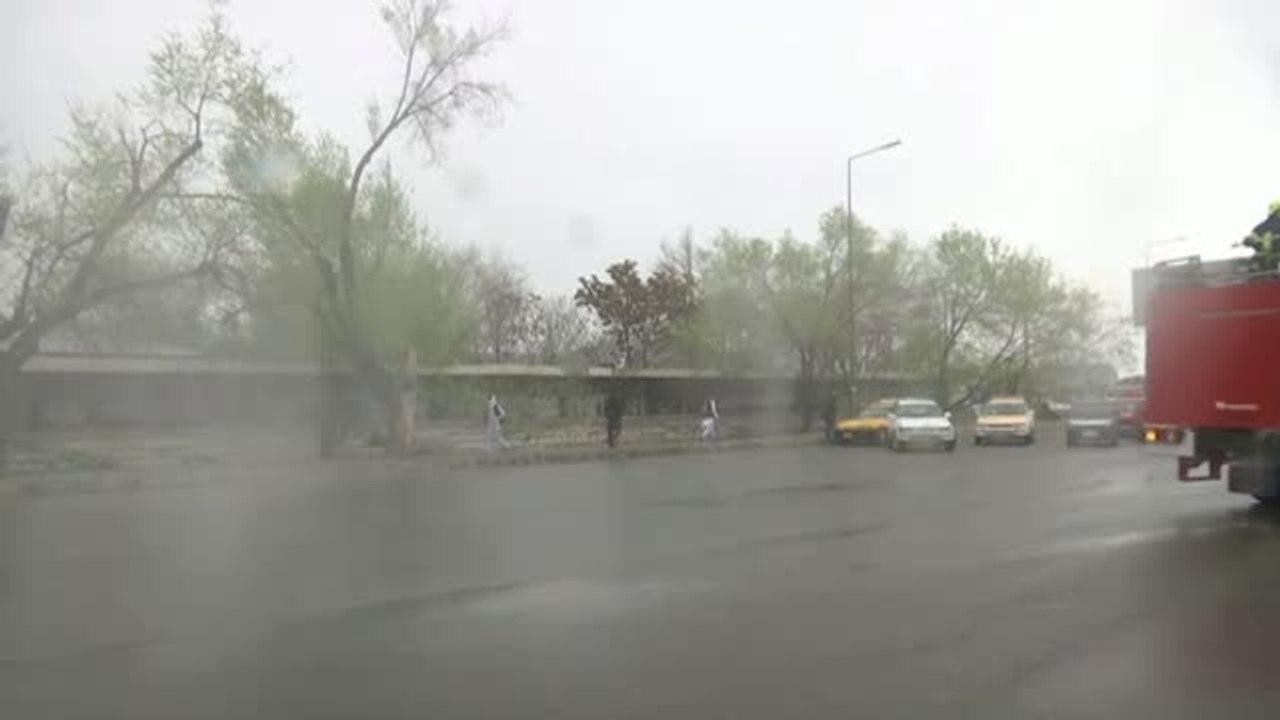 Un operativo de bomberos afganos desinfecta a conciencia las calles de Kabul