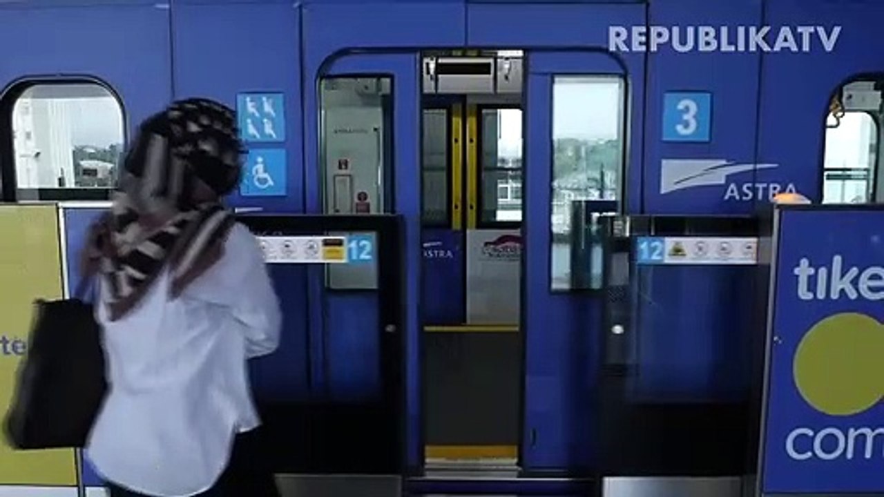 Warga berjalan keluar Stasiun MRT Bundaran HI, Jakarta.