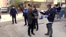 Kızıltepe Belediyesi pazarda vatandaşlara maske ve eldiven dağıttı