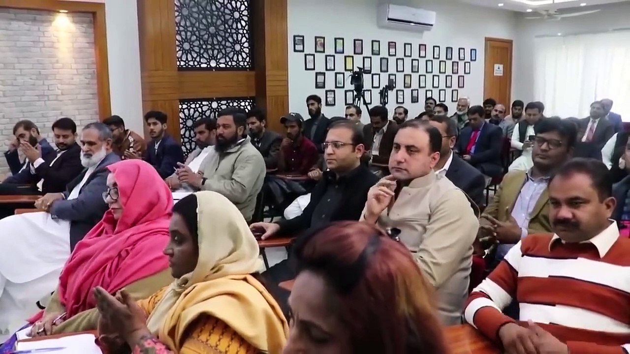 Bara_Aadmi,_Mehdood_Nahi_Rehta_-_Qasim_Ali_Shah