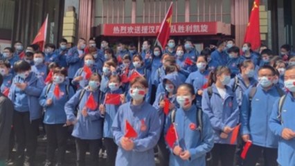 Wuhan se despide de los médicos que acudieron a luchar contra el coronavirus