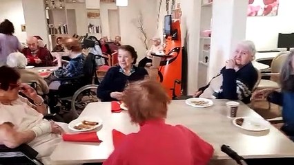 EHPAD de Lyon-Corbas, 108 résidents, zéro cas de Coronavirus. Le personnel vit cloîtré avec les résidents depuis le 18 mars.