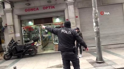 Beyoğlu'nda fırtına nedeniyle uçan iskele vatandaşları korkuttu