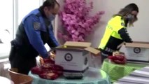Polis memurlarından ihtiyaç sahibi ailelere gıda yardımı