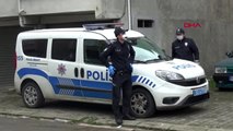 Rize'de karantina firarisinin kapısında, polis bekliyor