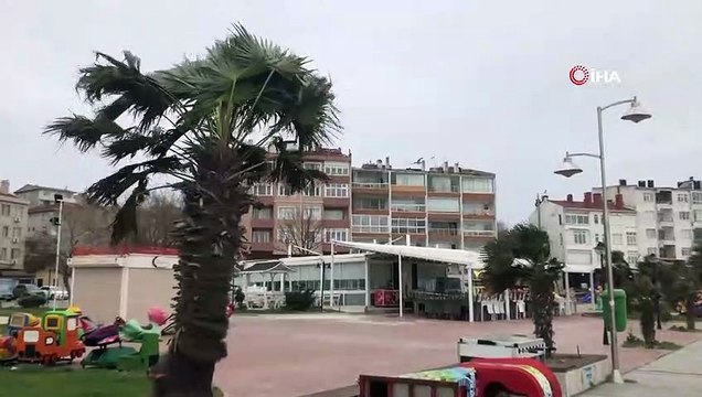 Tekirdağ’da Fırtına Çatıları Uçurdu Ağaçları Devirdi