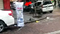 İstanbul'da bir vatandaş, koronavirüsten korunmak için üzerine un çuvalı geçirdi