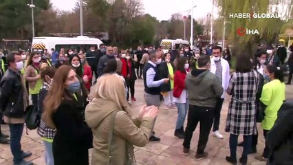 Sosyal mesafe kuralını ihlalden ceza yediler, eylem için toplanıp yine kuralı ihlal ettiler