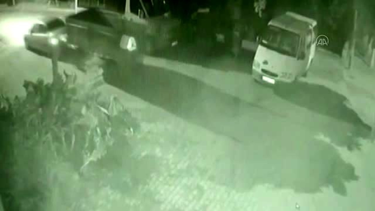 Otomobille römork hırsızlığı güvenlik kamerasında