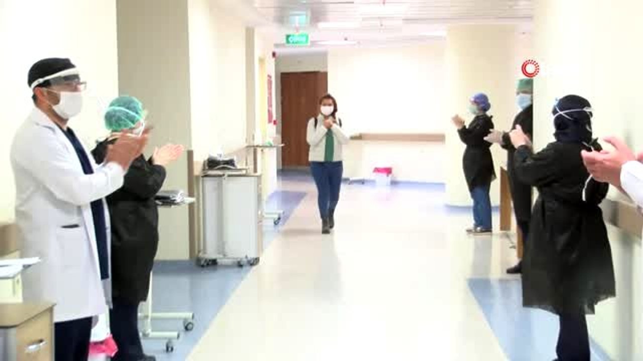 Korona virüs tedavisi tamamlanan hemşire alkışlarla taburcu edildi