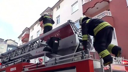 80 yaşındaki kadın hava almak isterken mahsur kaldı