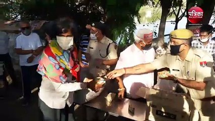 VIDEO : पाली के एसपी कोटोकी ने गरीब व जरूरतमंदों को कराया भोजन