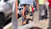 Motorista perde controle do carro, capota e cai dentro de valão em Vila Velha