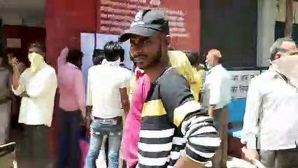 ऑटो चालकों ने की सोशल डिस्टनसिंग की अनदेखी, आरटीओ के बाहर लगी लाइन