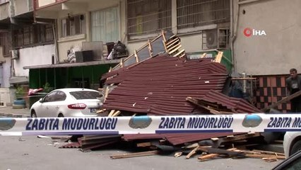 Gaziosmanpaşa'da şiddetli rüzgar çatı uçurdu