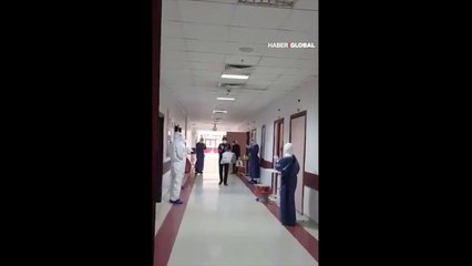 Koronavirüsü yenen bir kişi daha alkışlarla taburcu edildi