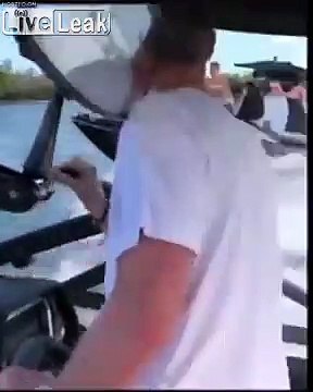 Surf en Canoë sur les vagues de 2 bateaux !