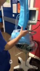 Ces infirmières reçoivent des blouses inutilisables et périmées