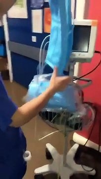 Ces infirmières reçoivent des blouses inutilisables et périmées