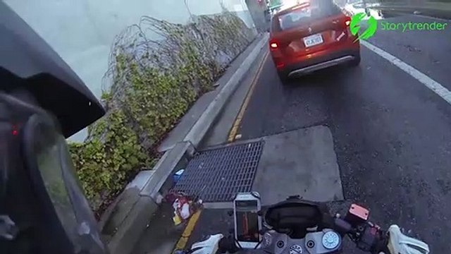 Quand un policier arrete un motard pour une raison incroyable