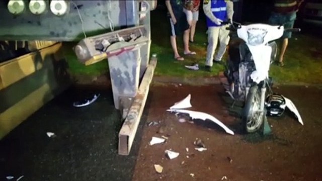 Motociclista sofre fraturas em perna e punho ao colidir contra carreta estacionada no Bairro Morumbi