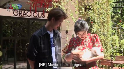 Nam Em hand in hand with a stranger promises to overcome all challenges
