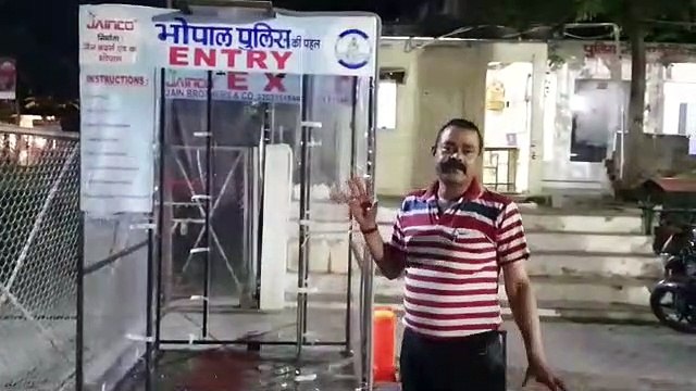 पुलिसकर्मियों के स्वास्थ का ध्यान रखते हुए लगाई गई फूल बॉडी सेनेटाइज मशीन