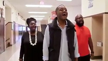 DES ÉTUDIANTS CHANTENT "AMAZING GRACE" À LEUR PROFESSEUR QUI SE BAT CONTRE UN CANCER 