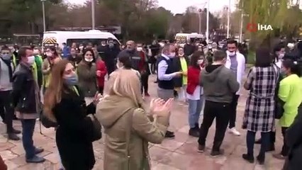 Sosyal mesafe kuralını ihlalden ceza yiyen 100 kişi eylem yaptı