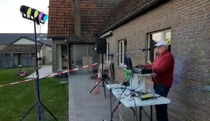 Géry met l'ambiance dans la rue Relambu à Béclers