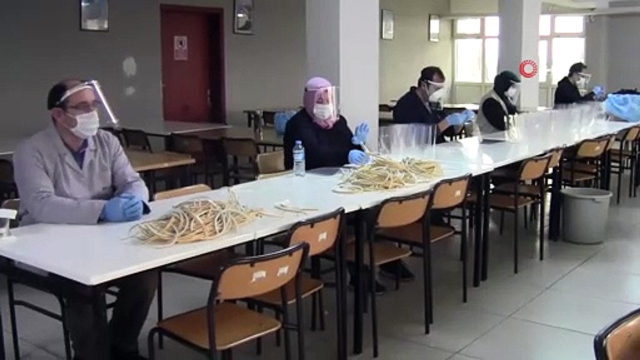 Sağlık Çalışanları İçin Siperli Maske Üretiyorlar