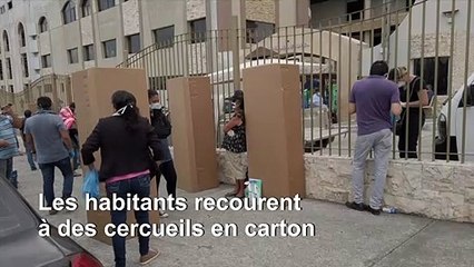 Une ville d'Equateur enterre les victimes de coronavirus dans des cercueils en carton