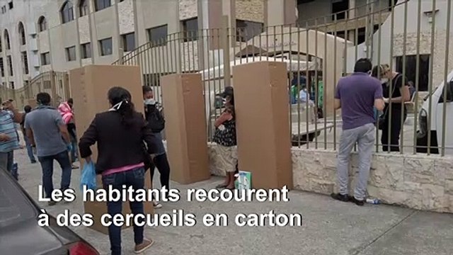 Une ville d'Equateur enterre les victimes de coronavirus dans des cercueils en carton