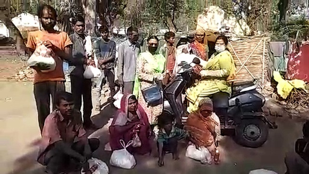 झाँसी: दिव्यांग कोरोना वॉरियर ने उठाया गरीबों का बोझ और निकल पड़ी मदद के लिए