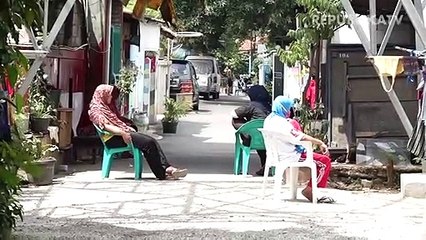Warga melakukan karantina wilayah dengan menutup jalan untuk mencegah penyebaran virus corona.