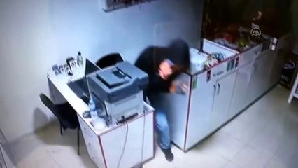 İş yerine giren hırsızlar güvenlik kamerasına yansıdı