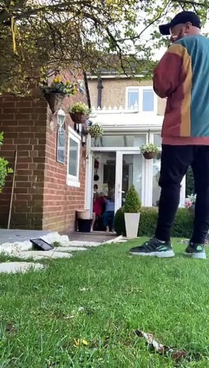 Adorable video of man singing from a distance t...