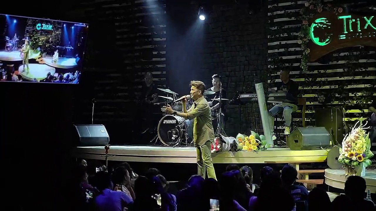 Đàm Vĩnh Hưng Hát Tặng Bố Mẹ Cầu Thủ Quang Hải | Liên Khúc Anh Còn Nợ Em, Xin Lỗi Tình Yêu