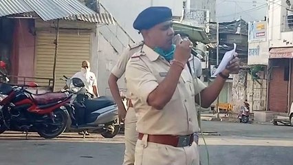 झाबुआ: पुलिस ने कोरोना जागरूकता गीत गाकर किया जनता को प्रेरित