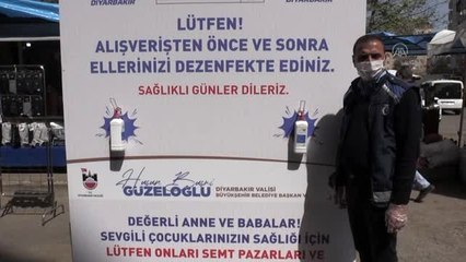 Pazarda maske dağıtıldı, vatandaşların ateşi ölçüldü