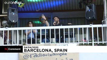 شاهد: سكان برشلونة يقيمون احتفالات من شرفات منازلهم لكسر روتين الحجز الصحي