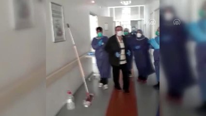 Kovid-19 tedavisi tamamlanan 68 yaşındaki hasta alkışlarla taburcu oldu