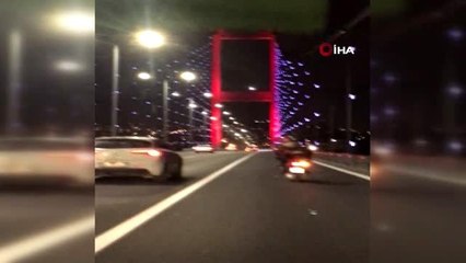 Şiddetli rüzgarda köprüden geçen motosikletliye kalkan oldular