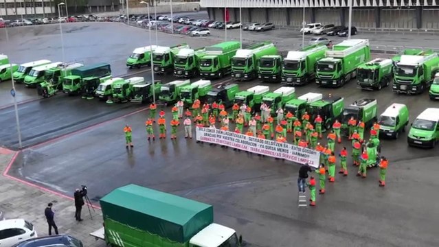 Aplausos del personal de limpieza de Bilbao a la colaboración ciudadana