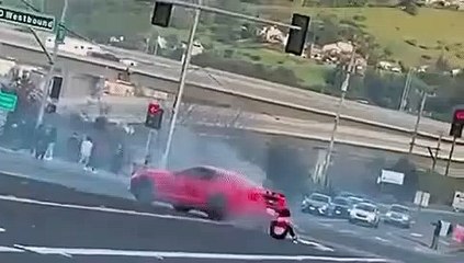 VÍDEO: El conductor de este Mustang llega muy lejos con lo del distanciamiento social por coronavirus